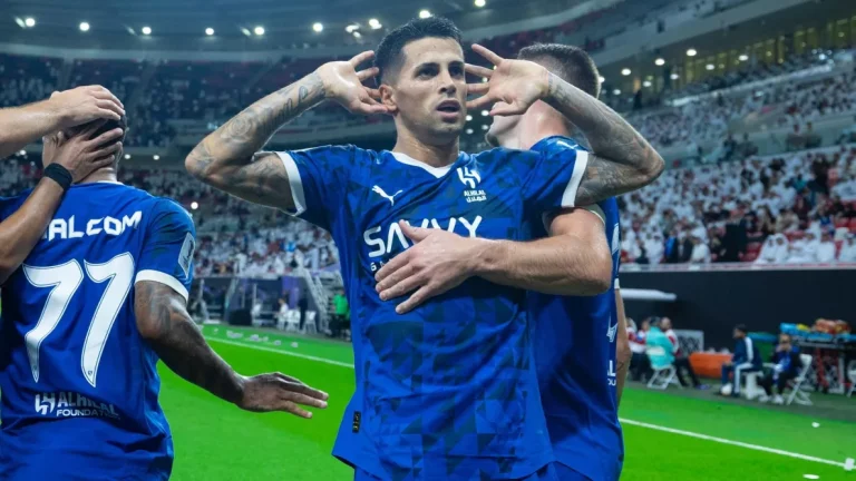 كانسيلو يوجه ردًا لجوارديولا قبل مواجهة الهلال ومانشستر سيتي.. ماذا صرح؟