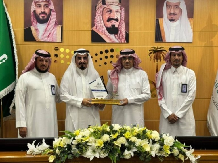 مدير تعليم الطائف يكرم القائمين على إدارة مكاتب التعليم في المنطقة