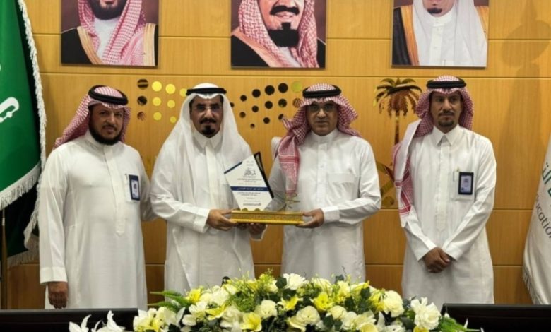 مدير تعليم الطائف يكرم القائمين على إدارة مكاتب التعليم في المنطقة