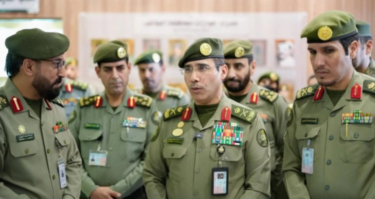 مدير عام الجوازات المكلّف يقوم بجولة تفقدية على أداء جوازات الطائف للاطلاع والتقييم