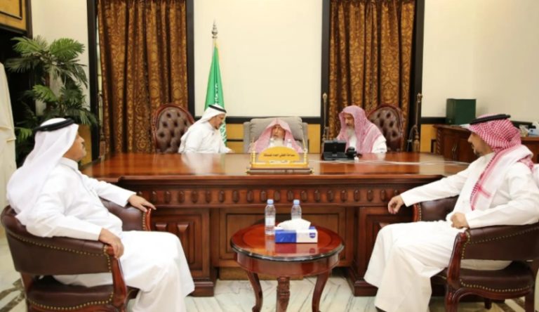مفتي المملكة يتلقى استقبالاً رسمياً من رئيس مجلس إدارة جمعية المساعدين