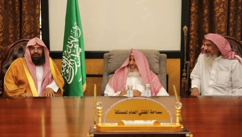 مفتي المملكة يستقبل الشيخ السديس ولفيف من أئمة الحرم الشريف