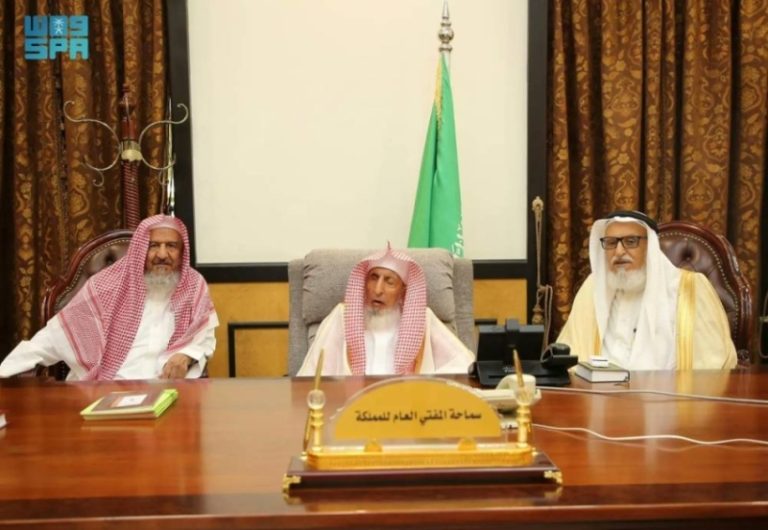 مفتي عام المملكة ومجموعة من أعضاء اللجنة الدائمة يبدأون نشاطهم في مقر الرئاسة بالطائف