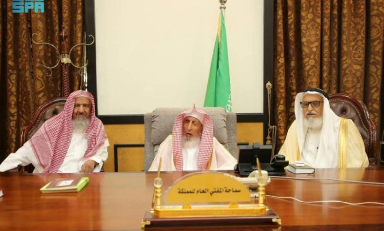 مفتي عام المملكة ومجموعة من أعضاء اللجنة الدائمة يبدأون نشاطهم في مقر الرئاسة بالطائف