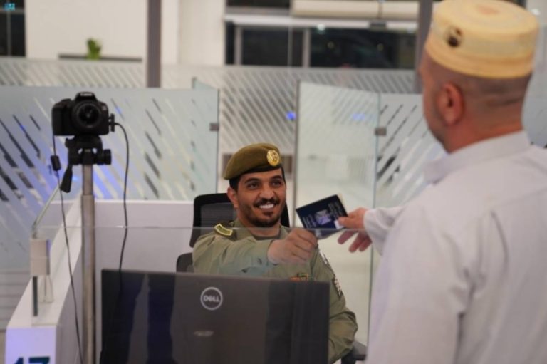 منفذ جديدة عرعر يكمل خطوات مغادرة ضيوف الرحمن بجوازات السفر بشكل سلس