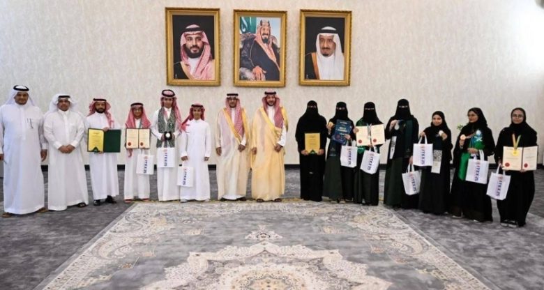مُحافظ الطائف يُحتفي بتكريم الطلاب الفائزين بجوائز دولية في معرض "ITEX" لعام 2025