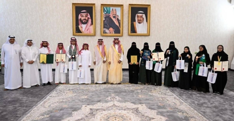 مُحافظ الطائف يُحتفي بتكريم الطلاب الفائزين بجوائز دولية في معرض "ITEX" لعام 2025