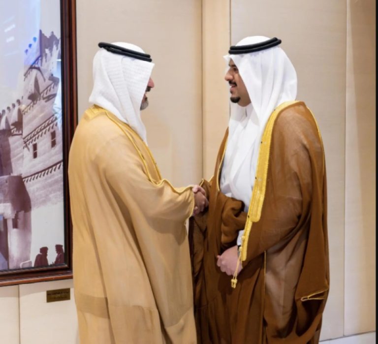 نائب أمير الرياض يراجع الخطة الزمنية لمشروع تطوير إجراءات العمل بالإمارة بتوجيه من الأمير
