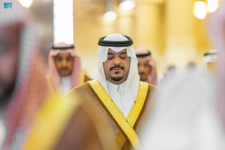 نائب أمير الرياض يقيم صلاة الجنازة على الأمير مشعل بن عبدالله في مناسبة حزينة