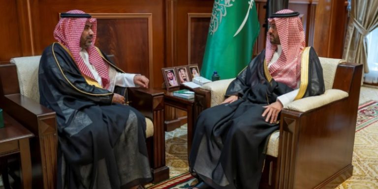 نائب أمير حائل يلتقي مدير عام التعليم ويبحث سبل تطوير العملية التعليمية بالمنطقة