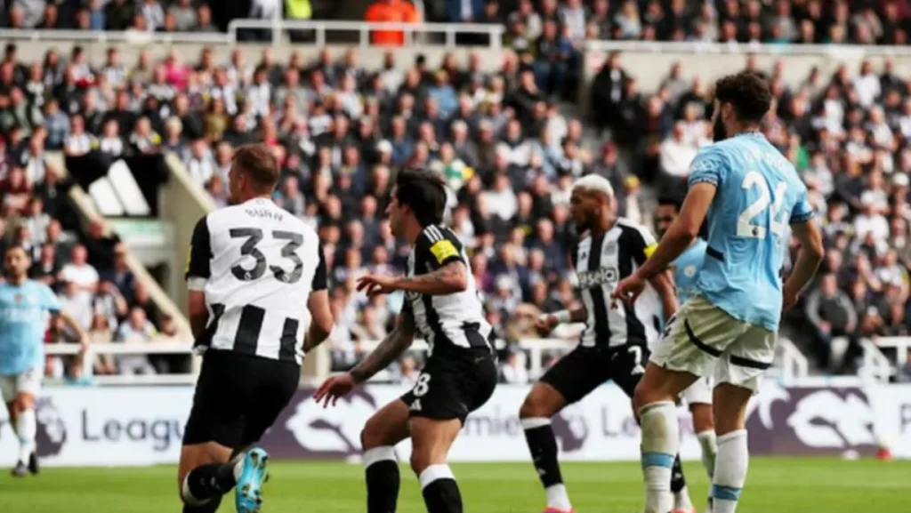 نجم نيوكاسل يعلن موقفه النهائي من عرض الاتحاد بعد قرار حاسم ومثير