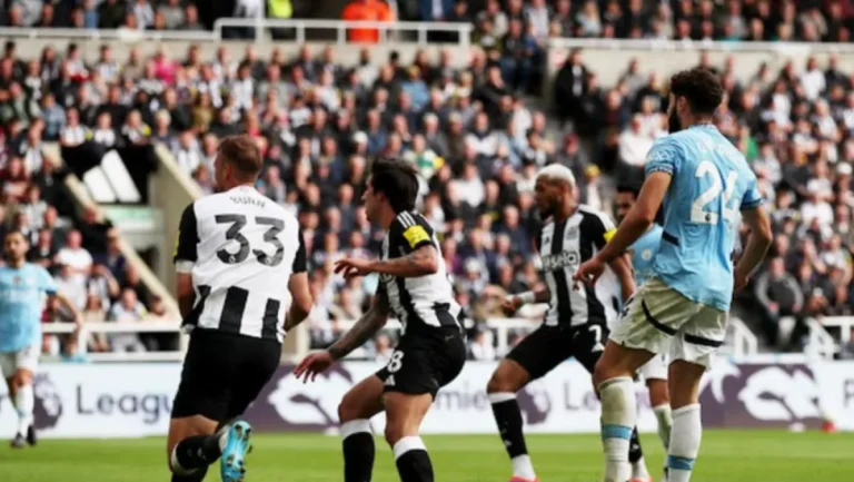 نجم نيوكاسل يعلن موقفه النهائي من عرض الاتحاد بعد قرار حاسم ومثير