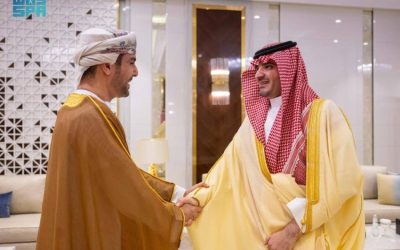 وزير الداخلية يرحب بالسفير الجديد لسلطنة عمان ويبحث أوجه التعاون المشترك