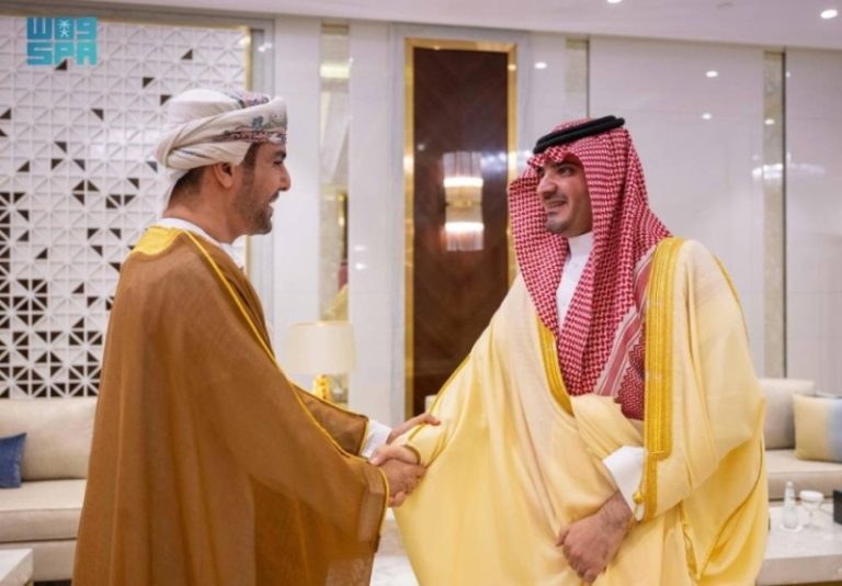 وزير الداخلية يرحب بالسفير الجديد لسلطنة عمان ويبحث أوجه التعاون المشترك