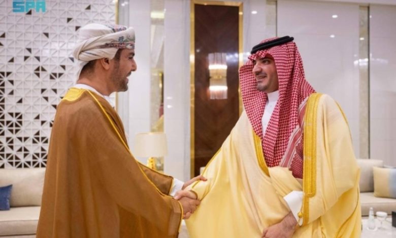 وزير الداخلية يرحب بالسفير الجديد لسلطنة عمان ويبحث أوجه التعاون المشترك