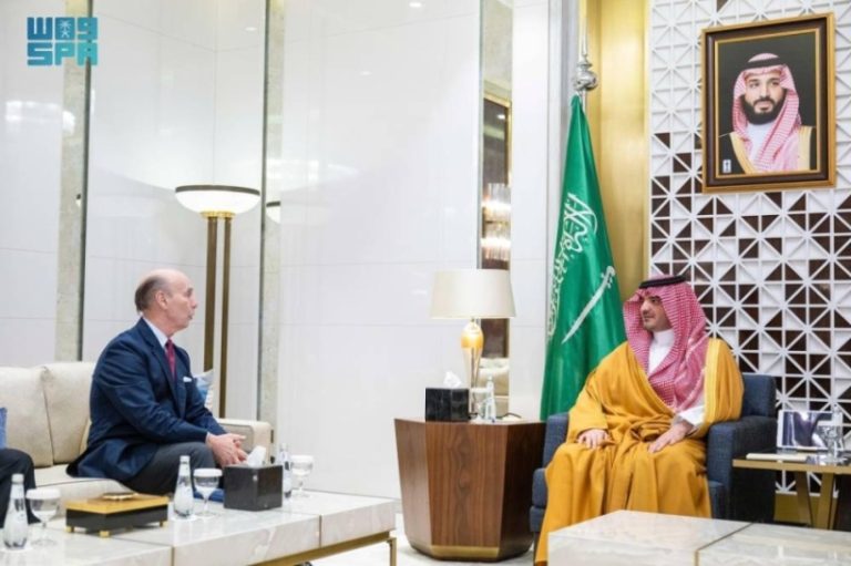 وزير الداخلية يلتقي بسفير إسبانيا لبحث مجالات التعاون والاهتمامات المشتركة بين البلدين