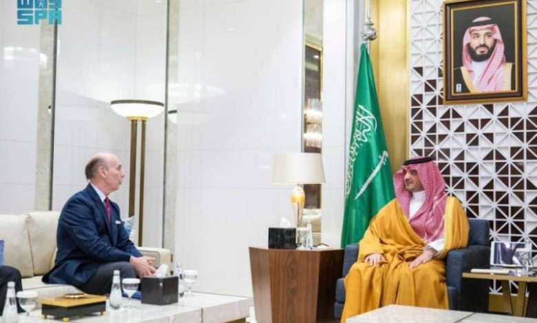 وزير الداخلية يلتقي بسفير إسبانيا لبحث مجالات التعاون والاهتمامات المشتركة بين البلدين