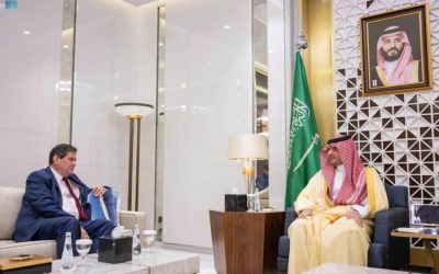 وزير الداخلية يلتقي بسفير المملكة المتحدة في جلسة رسمية لتعزيز العلاقات الثنائية