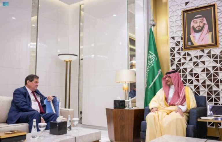 وزير الداخلية يلتقي بسفير المملكة المتحدة في جلسة رسمية لتعزيز العلاقات الثنائية