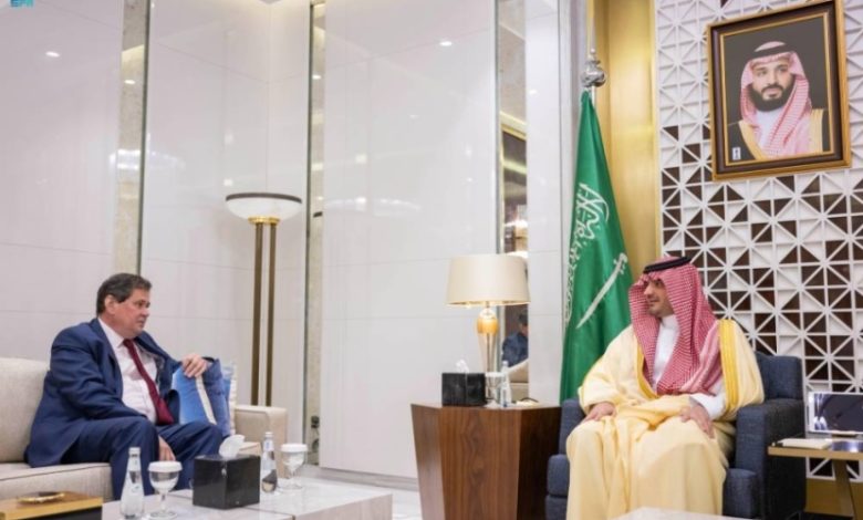 وزير الداخلية يلتقي بسفير المملكة المتحدة في جلسة رسمية لتعزيز العلاقات الثنائية