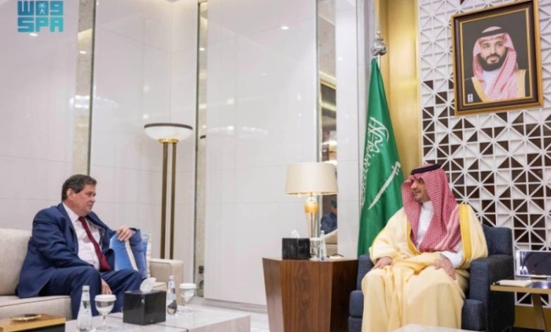 وزير الداخلية يودع السفير البريطاني ويستقبل نظيره العماني في مراسم رسمية مميزة