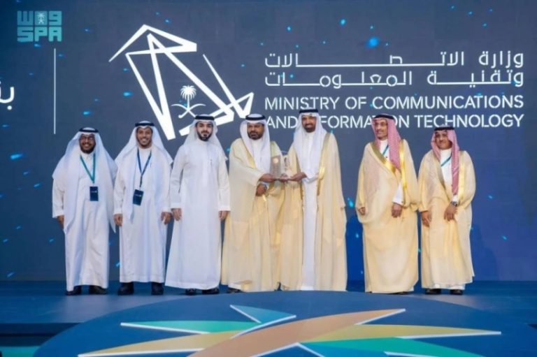 وزير الموارد البشرية يمنح 9 جهات حكومية جائزة الارتباط الوظيفي لعام 2024