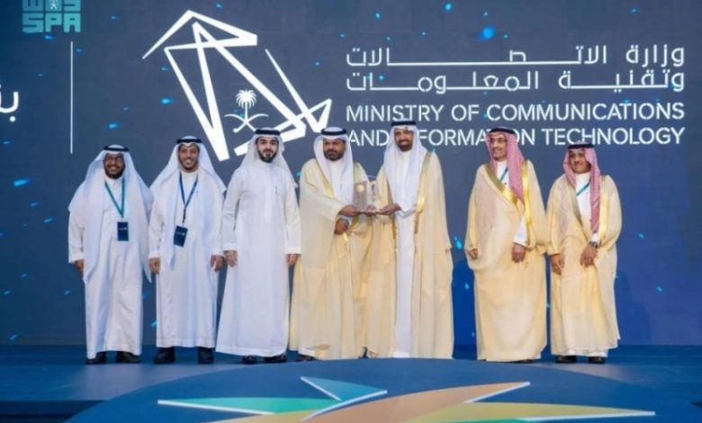 وزير الموارد البشرية يمنح 9 جهات حكومية جائزة الارتباط الوظيفي لعام 2024