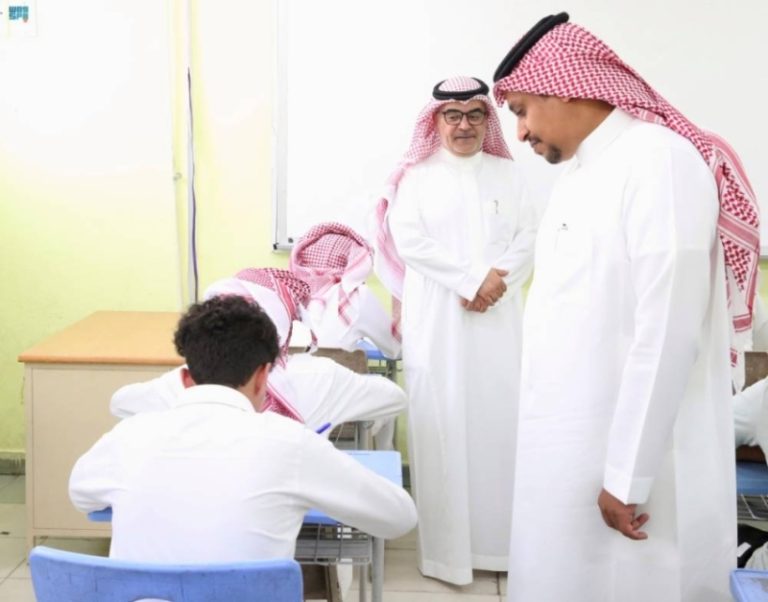 وكيل التعليم العام يتفقد سير الاختبارات ويستعرض الإجراءات المتبعة لضمان نجاحها