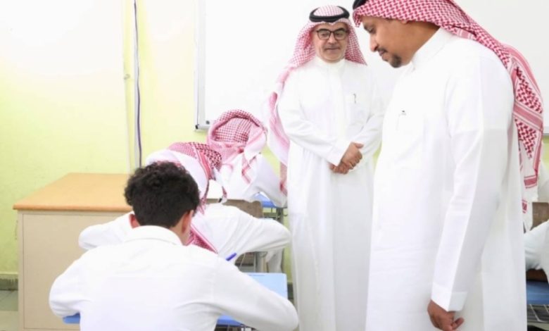 وكيل التعليم العام يتفقد سير الاختبارات ويستعرض الإجراءات المتبعة لضمان نجاحها