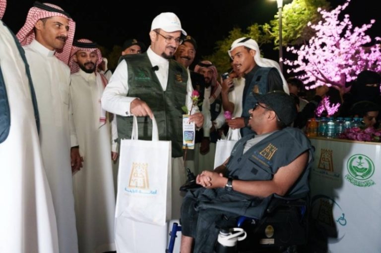أكثر من 100 ألف زائر يستمتعون بعروض الألعاب النارية المبهرة في الباحة.