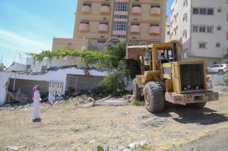 أمانة الطائف تتدخل لإزالة تعدي مواطن على شارع الشطبة