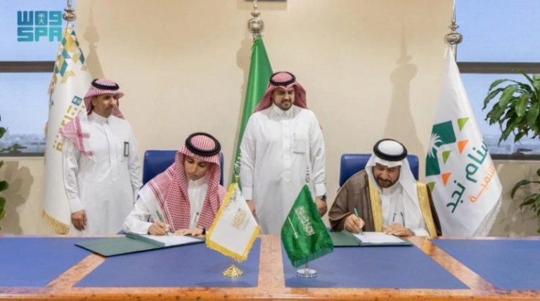 أمانة القصيم توقّع عقدين استثماريين بقيمة تتجاوز 43 مليون ريال لتعزيز التنمية ببريدة.