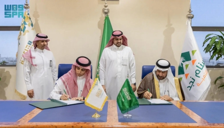 أمانة القصيم توقّع عقدين استثماريين بقيمة تتجاوز 43 مليون ريال لتعزيز التنمية ببريدة.