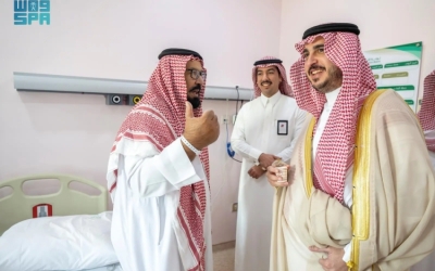 أمير الجوف يتابع صحة المعرّف عايد الرويلي