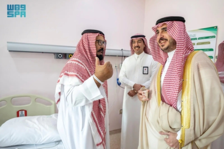أمير الجوف يتابع صحة المعرّف عايد الرويلي