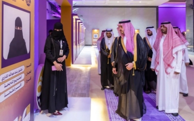 أمير الجوف يكرّم الفائزين خلال رعاية حفل جائزة الجوف للتميز والإبداع المتميز.