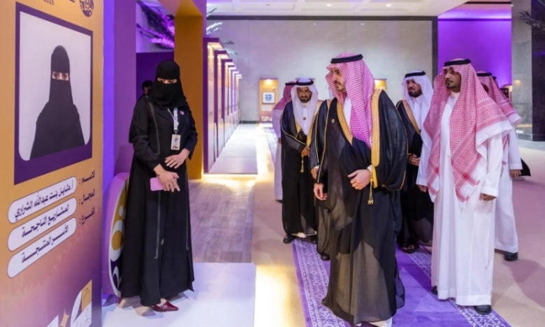 أمير الجوف يكرّم الفائزين خلال رعاية حفل جائزة الجوف للتميز والإبداع المتميز.