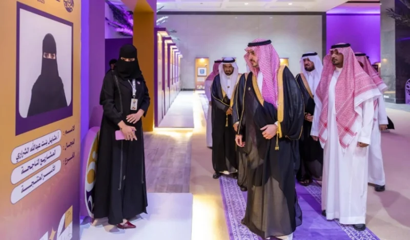 أمير الجوف يكرّم الفائزين خلال رعاية حفل جائزة الجوف للتميز والإبداع المتميز.