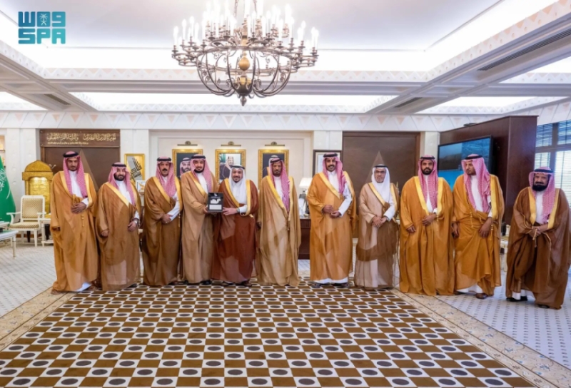 أمير القصيم يرحب برئيس وأعضاء اللجنة الوطنية للإبل
استقبال أمير القصيم لرئيس وأعضاء اللجنة الوطنية للإبل
لقاء أمير القصيم مع رئيس وأعضاء اللجنة الوطنية للإبل