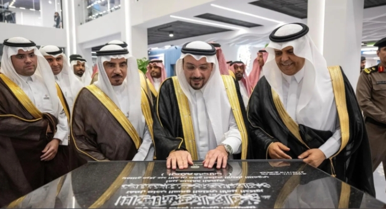 أمير القصيم يطلق مركز العثيم للابتكار التنموي لتعزيز التنمية المستدامة في المنطقة.