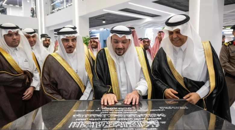 أمير القصيم يطلق مركز العثيم للابتكار التنموي لتعزيز التنمية المستدامة في المنطقة.