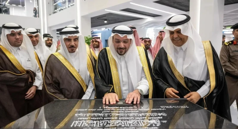 أمير القصيم يطلق مركز العثيم للابتكار التنموي لتعزيز التنمية المستدامة في المنطقة.