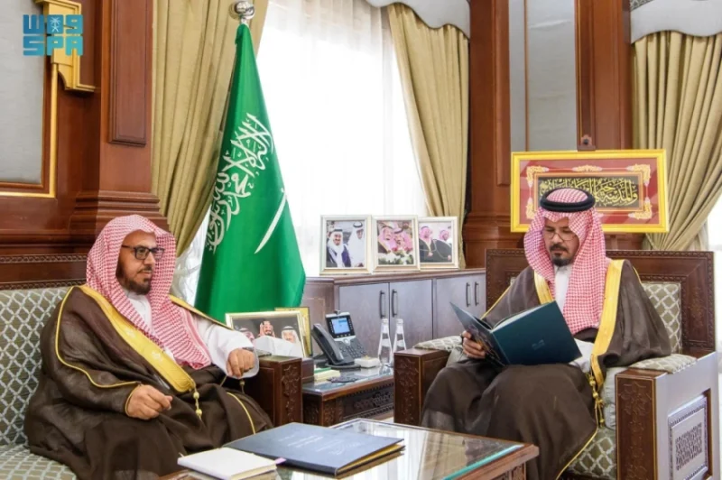 أمير المدينة المنورة يثني على جهود مدير التعليم في تطوير القطاع التعليمي