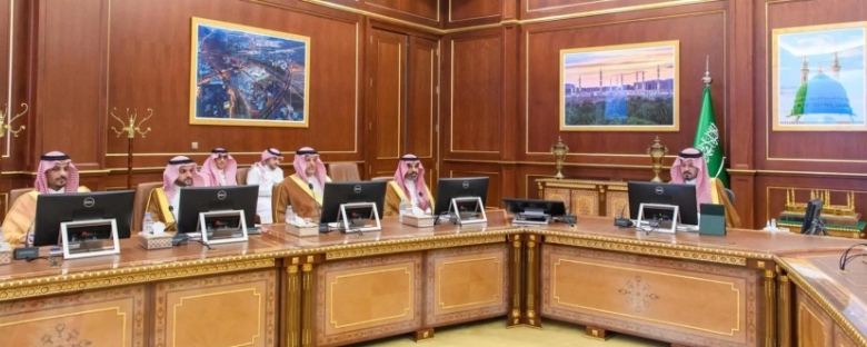 أمير المدينة المنورة يستعرض عرض "الجيولوجية" حول الدراسات العلمية في المنطقة