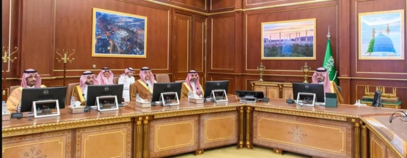 أمير المدينة المنورة يستعرض عرض "الجيولوجية" حول الدراسات العلمية في المنطقة