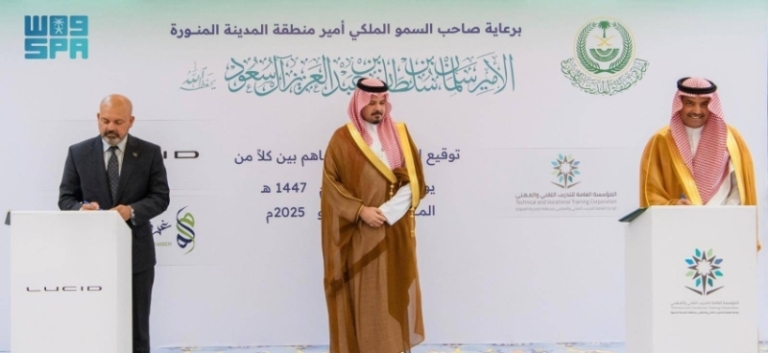 أمير المدينة يوقع اتفاقيتي توظيف التقنية والمهنية