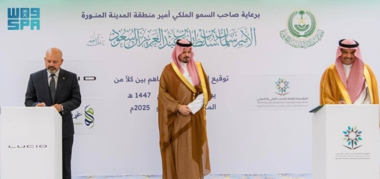أمير المدينة يوقع اتفاقيتي توظيف التقنية والمهنية