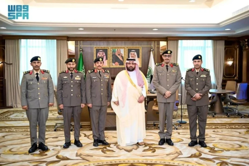 أمير جازان يمنح قيادات أمنية رتبهم الجديدة