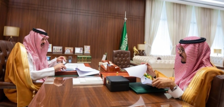 أمير حائل يستقبل الرئيس التنفيذي لهيئة تطوير المنطقة ويبحثان سبل تعزيز التنمية.