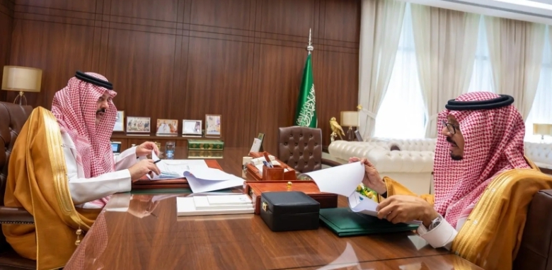 أمير حائل يستقبل الرئيس التنفيذي لهيئة تطوير المنطقة ويبحثان سبل تعزيز التنمية.